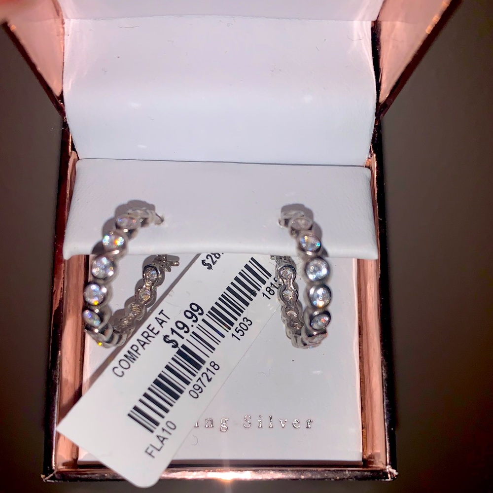 BRAND NEW STERLING SILVER EARRING.